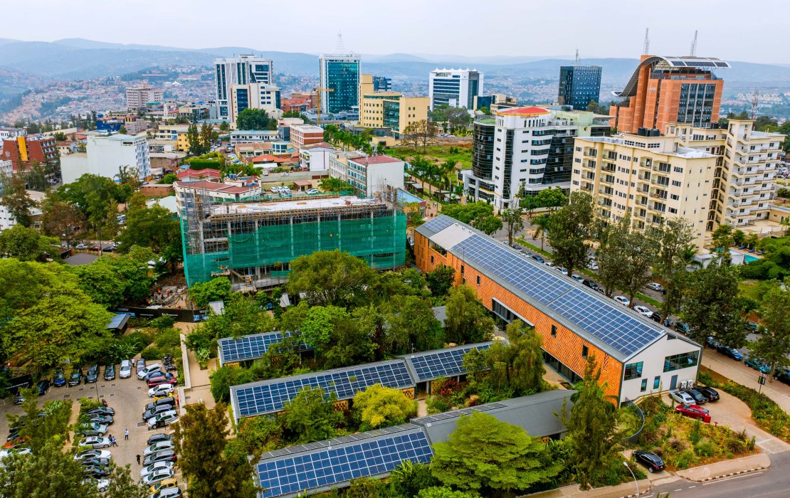 Des panneaux solaires transforment la production d’énergie à Kigali, au Rwanda. Photo: Mucyo Serge / PNUD Rwanda Des panneaux solaires transforment la production d’énergie à Kigali, au Rwanda